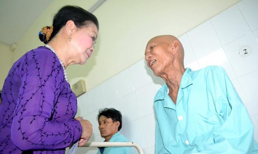 Ca sĩ Khánh Ly thăm bệnh nhân nghèo Khánh Hòa.