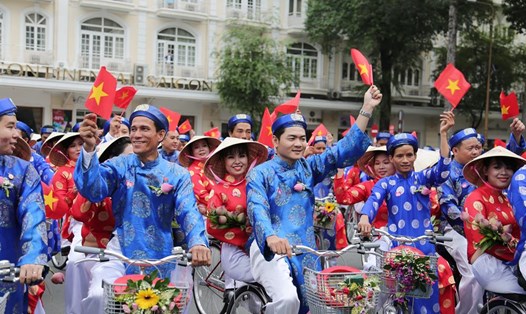 Trong 100 đôi tham gia lễ cưới, có nhiều người đây là lần đầu được dạo qua các con phố trung tâm của Sài Gòn - Ảnh: N.Tiến