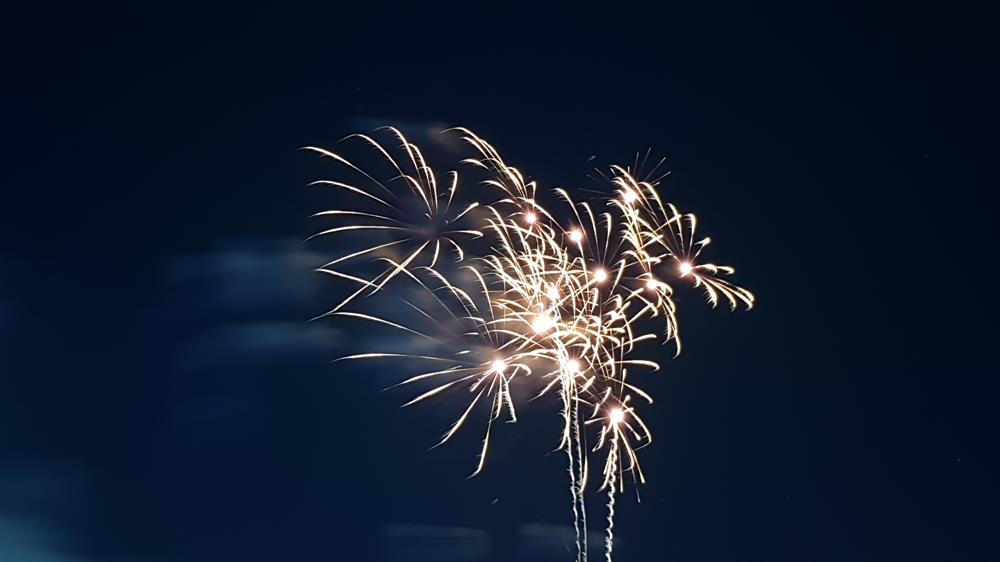 Màn pháo hoa tầm thấp rất đẹp phục vụ hàng vạn người dân nhân ngày Quốc khánh ở Đầm Sen