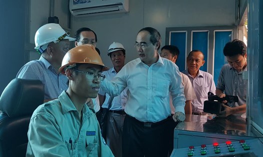 Bí thư Thành ủy TPHCM Nguyễn Thiện Nhân đang yêu cầu công nhân vận hành thử máy bơm chống ngập đường Nguyễn Hữu Cảnh Ảnh: Trường Sơn