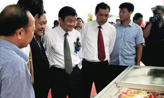 Nguyên Chủ tịch nước Trương Tấn Sang dự lễ xuất  khẩu lô thịt gà đầu tiên tại cảng sang Nhật Bản. (Ảnh: SGGP)
