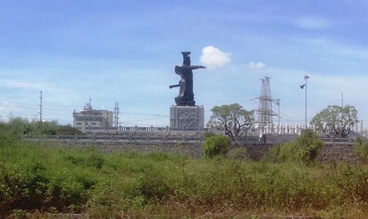 Khởi công từ 2010, đến nay dự án Tượng đài và quảng trường Đinh Tiên Hoàng đế tại TP Ninh Bình vẫn dở dang. Ảnh: NT