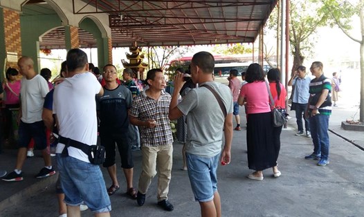 Du khách Trung Quốc dừng chân tại Tiên Yên, Quảng Ninh. Ảnh: Nguyễn Hùng