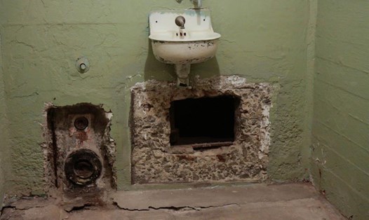 Lỗ thông khí bị đục thủng trong buồng giam của ba phạm nhân trốn khỏi nhà tù Alcatraz.