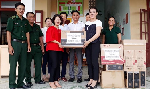 Đại diện gia đình Đại tướng Võ Nguyên Giáp tặng quà cho các trường học bị thiệt hại do bão số 10 gây ra tại Quảng Bình. Ảnh: Lê Phi Long