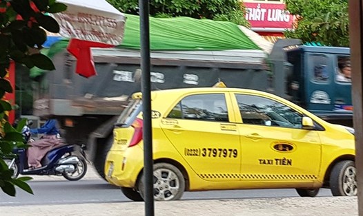 Xe chở vật liệu quá tải trên đường trung tâm thị trấn Kiến Giang (huyện Lệ Thủy). Ảnh: Lê Phi Long
