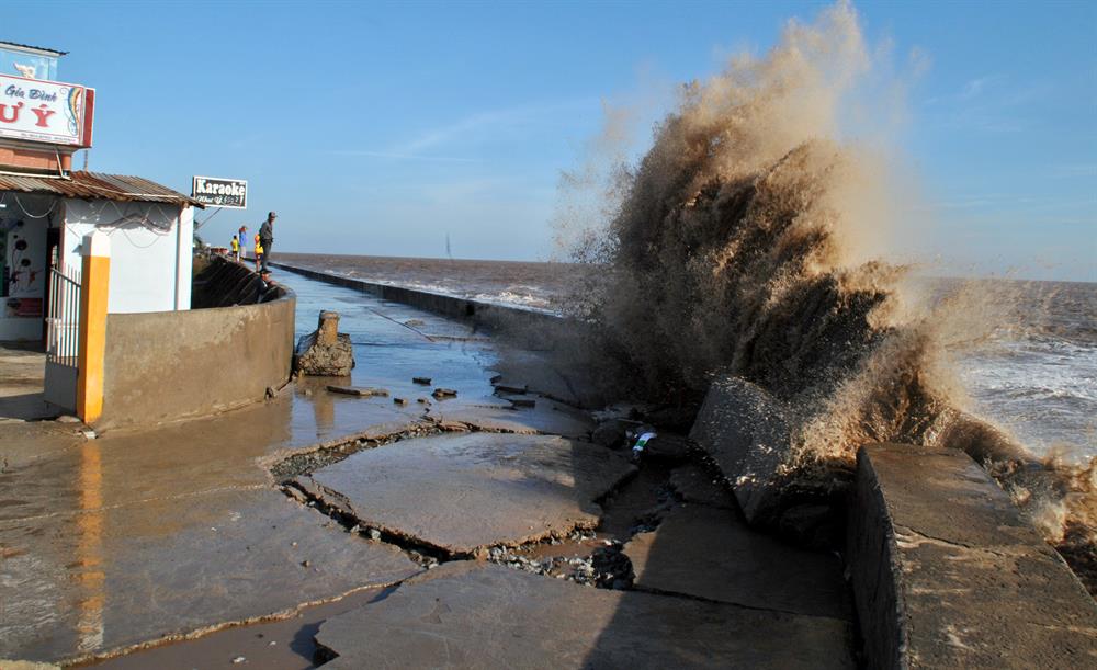 Kè Gành Hào, huyện Đông Hải, Bạc Liêu bị sóng biển cuốn mất nhiều đoạn vào đầu năm 2017