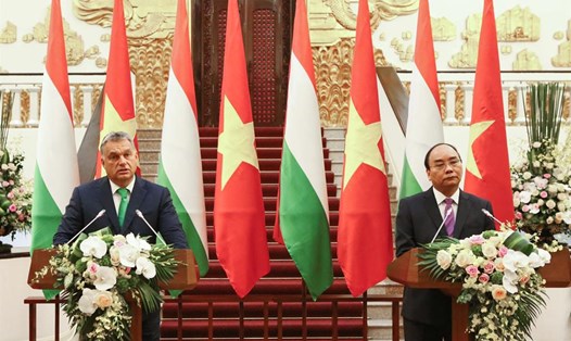 Thủ tướng Nguyễn Xuân Phúc và Thủ tướng Orbán Viktor chủ trì họp báo sau hội đàm. Ảnh: Sơn Tùng