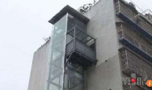 Bố vợ Trung Quốc lắp thang máy lên căn hộ chung cư của gia đình ở tầng 6 vì con rể kêu "quá mệt mỏi" khi phải leo thang bộ. Ảnh: SCMP