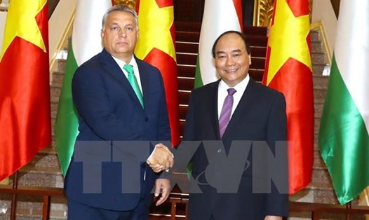 Thủ tướng Nguyễn Xuân Phúc và Thủ tướng Hungary Orbán Viktor chụp ảnh chung trước giờ hội đàm. Ảnh:TTXVN