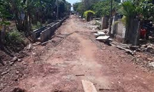 Công trình đường ở thị trấn Lao Bảo (Hướng Hóa, Quảng Trị): Chưa đấu thầu nhưng nhà thầu đã thi công. Ảnh: TL