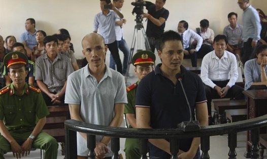 Hai bị cáo Trần Anh Thuận và Nguyễn Trọng Phương tại phiên tòa. (Ảnh: Dung Hà)
