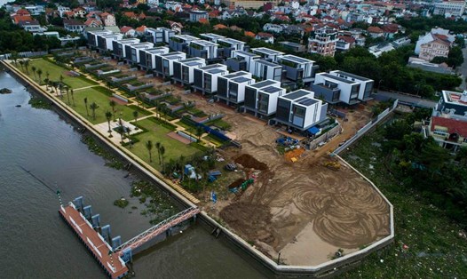 Chủ đầu tư dự án biệt thự trăm tỷ đã phải tự phá dỡ xong phần diện tích vi phạm khoảng lùi sông Sài Gòn. Ảnh: H. Triều