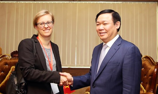 Phó Thủ tương Vương Đình Huệ tiếp bà Lucia Bergfeld - Bí thư thứ Nhất, Tham tán phát triển của Đại sứ quán Đức tại Việt Nam. Ảnh: Thành Chung