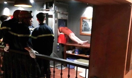 Kẹt thang máy đưa thức ăn 1 thanh niên tử vong.
