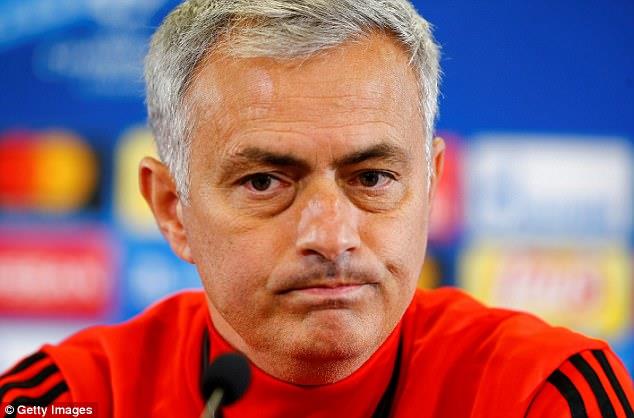 HLV Mourinho đã thuyết phục các học trò khiêm tốn trước trận đấu khó khăn trước mắt. Ảnh: Getty Images.