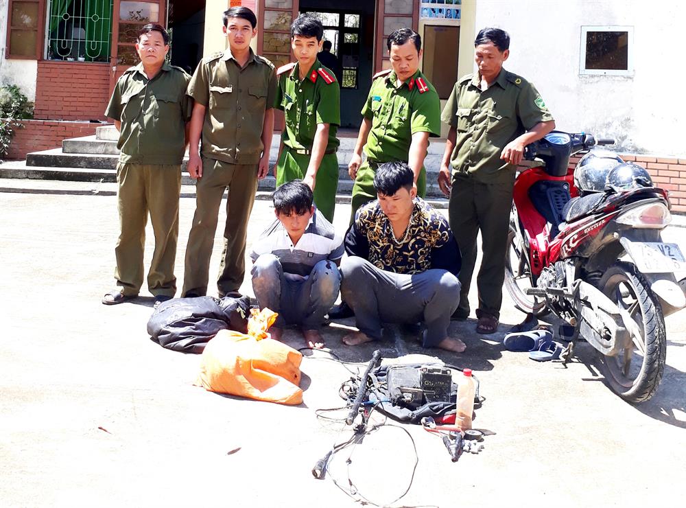 2 đối tượng bị lực lượng công an bắt giữ. Ảnh: H.A.M