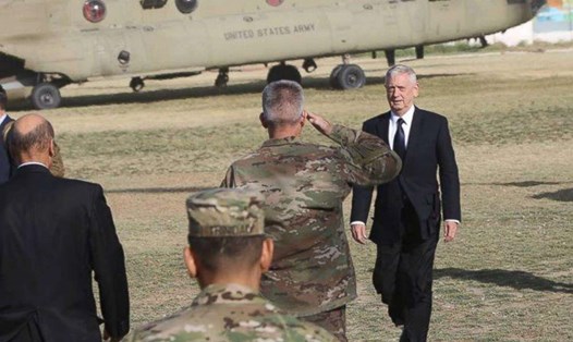 Bộ trưởng Quốc phòng Mỹ Jim Mattis đến thăm đại bản doanh của NATO ở Kabul, Afghanistan hôm 27.9. Ảnh: EPA