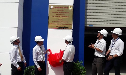 Đại diện CĐ Điện lực Việt Nam và CĐ EVNHCMC làm lễ gắn biển công trình. Ảnh Nam Dương