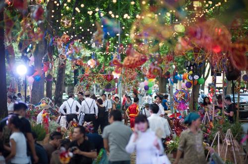 Năm nay, "Thu vọng nguyệt" được tổ chức tại Văn miếu - Quốc Tử Giám. (ảnh: chương trình "Thu vọng nguyệt" diễn ra trên phố Phan Đình Phùng năm 2014". Ảnh: BTC