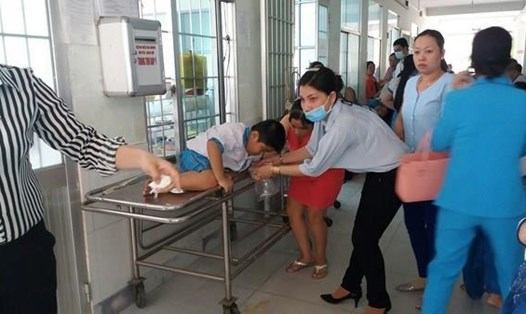Trường hợp khoảng 150 em học sinh ở Vĩnh Long bị ngộ độc (nguồn ảnh: Laodong.vn).