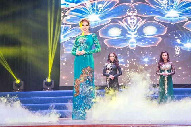 Diễm Kyly tự tin sải bước trên sàn catwalk. Ảnh: T.L