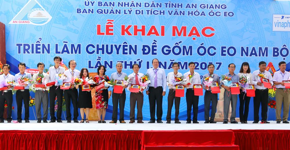 Quang cảnh lễ khai mạc.