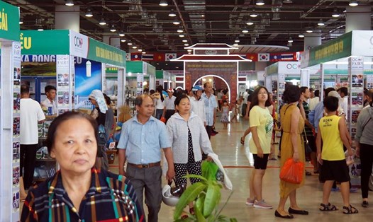 Mỗi ngày, OCOP Quảng Ninh thu hút hàng nghìn người dân và du khách đến mua các sản vật địa phương. Ảnh: T.N.D