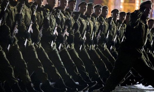 Binh lính Nga đi qua Quảng trường Đỏ trong một cuộc tập dượt cho lễ diễu binh mừng Ngày Chiến thắng tại Mátxcơva, Nga. Ảnh: AP