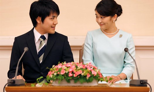 Công chúa Mako và vị hôn phu trong buổi họp báo ngày 3.9. Ảnh: AFP