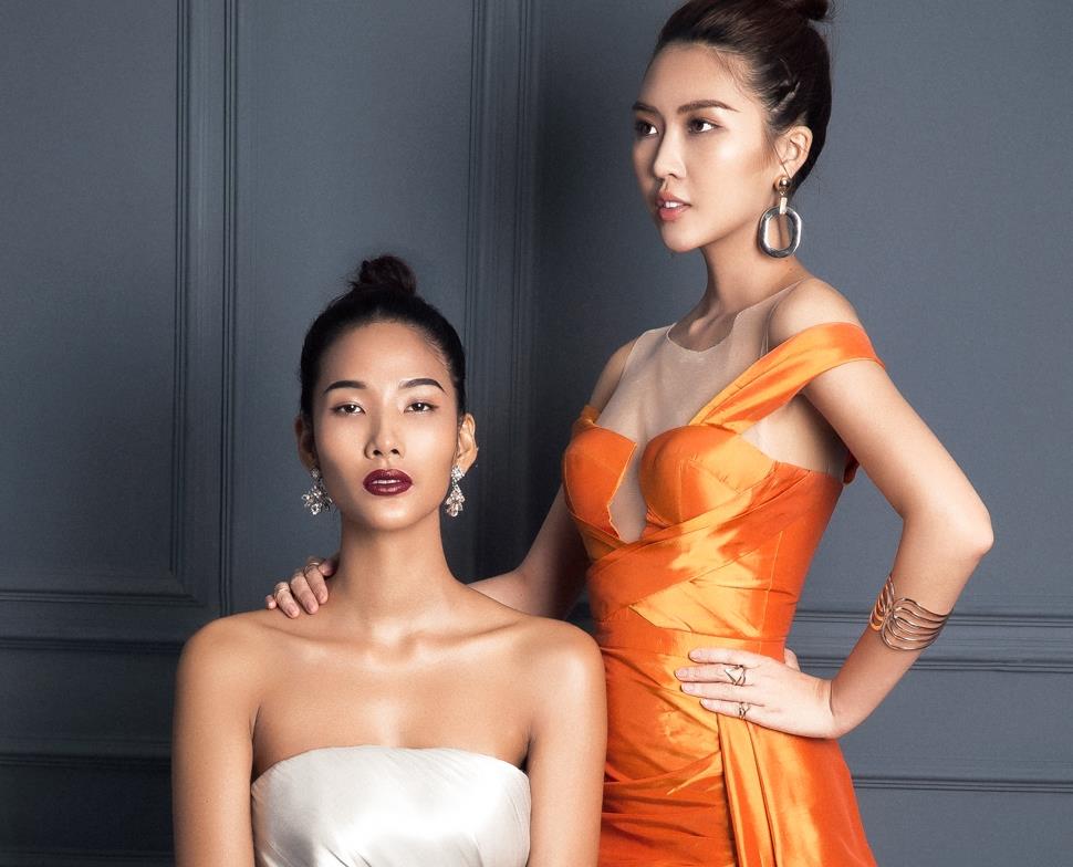 Hai cô trò cùng đi thi hoa hậu. Ảnh: Mr. AT