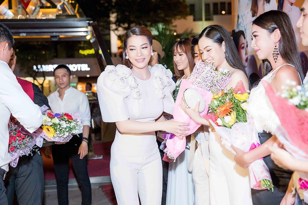 Trương Ngọc Ánh chia vui cùng các diễn viên trẻ. Ảnh: J.P