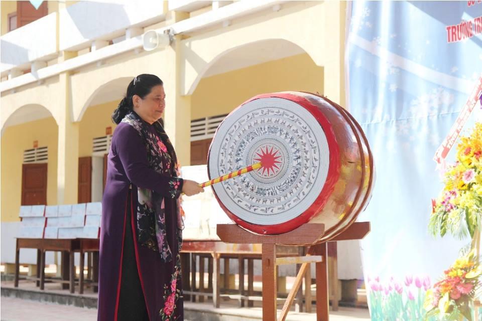 Phó Chủ tịch Quốc hội Tòng Thị Phóng đánh trống khai trường tại trường THPT Con Cuông (Nghệ An). Ảnh: PV