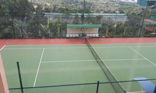 Sân tennis xây trong trụ sở xã để phục vụ hoạt động thể dục thể thao? Ảnh: T.D