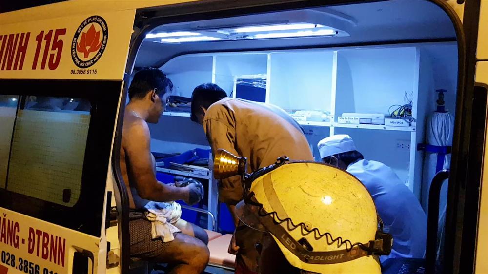 7 người được cảnh sát cứu hộ thành công ra khỏi căn nhà. 