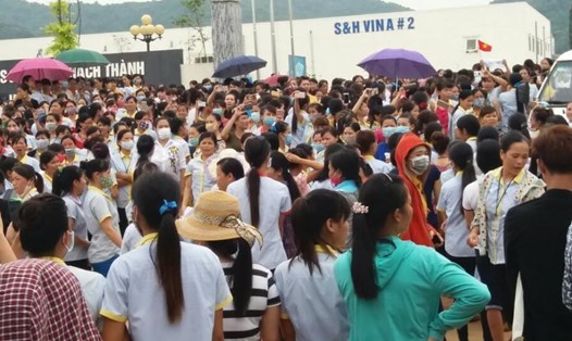 Hàng nghìn công nhân tập trung trước cổng Cty TNHH S&H Vina Thạch Thành để đòi quyền lợi.