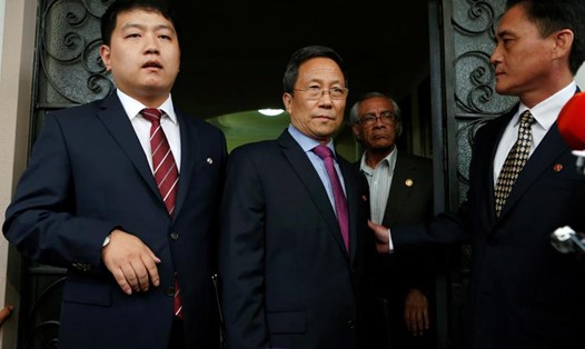 Đại sứ Triều Tiên tại Mexico Kim Hyong Gil (giữa). Ảnh: Reuters