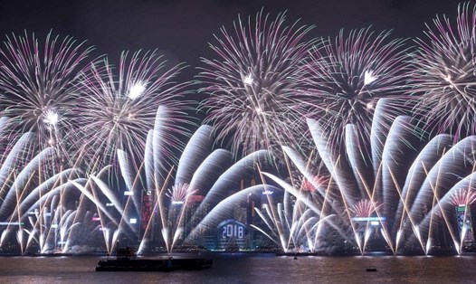 Trình diễn pháo hoa ở Hong Kong. Ảnh: AFP