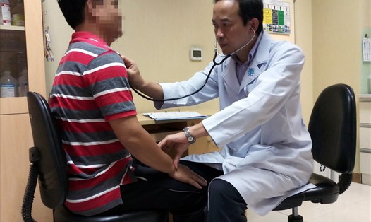 TS BS. Trần Quang Nam – Trưởng khoa Nội tổng hợp BV ĐHYD TPHCM thăm khám cho bệnh nhân T.