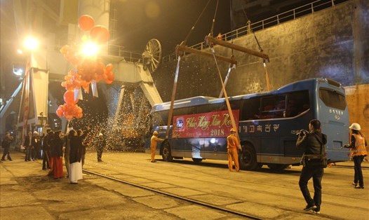 Đón chuyến hàng đầu tiên của năm mới 2018 tại cảng Hoàng Diệu - Hải Phòng. Ảnh: TRẦN VƯƠNG
