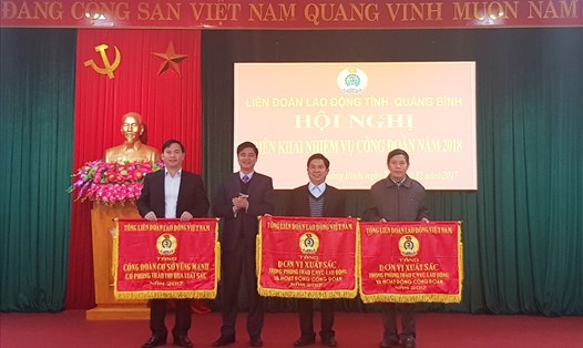 Ông Ngọ Duy Hiểu trao tặng Cờ thi đua của Tổng LĐLĐ VN cho các đơn vị có phong trào thi đua xuất sắc năm 2017. Ảnh: Lê Phi Long