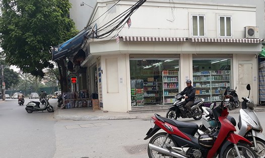 Một cửa hàng bán đồ xách tay nằm ở vị trí đắc địa tại phố Nguyễn Sơn (Hà Nội) nhưng không được trưng biển. Ảnh: PV