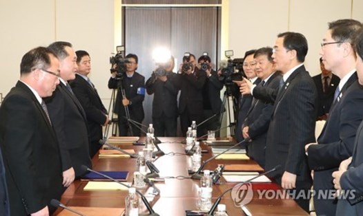 Các quan chức Triều Tiên - Hàn Quốc trong cuộc đàm phán hôm 9.1. Ảnh: Yonhap