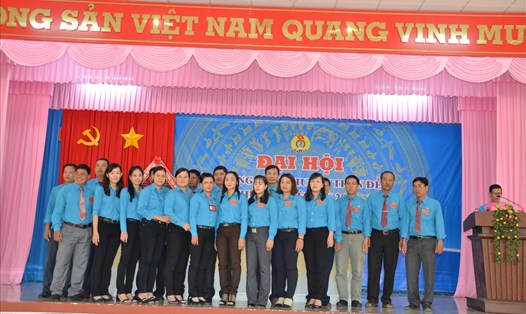 BCH LĐLĐ huyện Trần Đề lần thứ II nhiệm kỳ 2018 – 2023 ra mắt Đại hội.