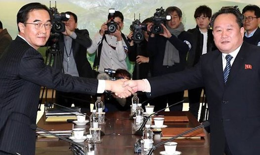 Trưởng đoàn đàm phán Triều Tiên, ông Ri Son-gwon (phải) bắt tay trưởng phái đoàn Hàn Quốc, ông Cho Myoung-gyon. Ảnh: Reuters