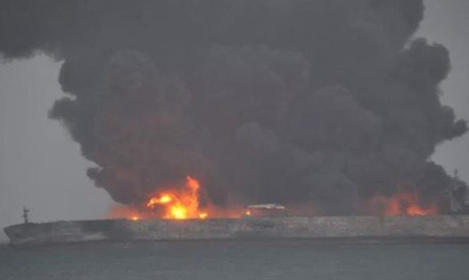 Tàu Sanchi bốc cháy. Ảnh: Getty Images