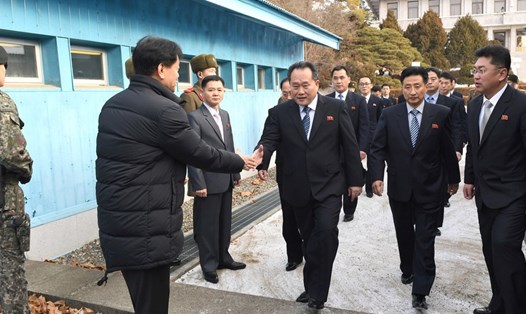 Trưởng đoàn đàm phán Triều Tiên Ri Son-gwon (giữa) tham gia đối thoại với Hàn Quốc hôm 9.1. Ảnh: Reuters