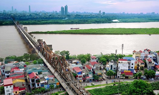 Với 4 cây cầu sắp triển khai qua sông Hồng, sông Đuống, theo nhiều ý kiến, BĐS Long Biên có khả năng tăng giá trong thời gian tới. Ảnh: P.V
