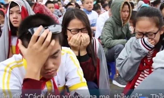 Hàng trăm học sinh rơi nước mắt vì quá xúc động khi nghe thầy giáo nói về công ơn cha mẹ. Ảnh chụp màn hình