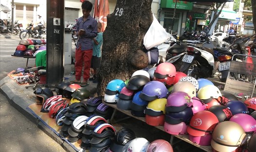 Vỉa hè đường Nguyễn Thái Bình (quận 1) bị chiếm dụng bày bán mũ bảo hiểm, mắt kính.  Ảnh: M.Q